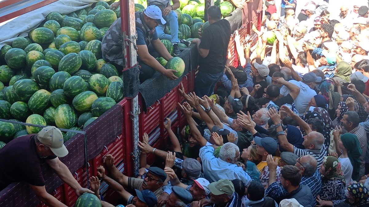Adana’dan getirdiği 26 ton karpuzu Tokat’ta 45 dakikada dağıttı