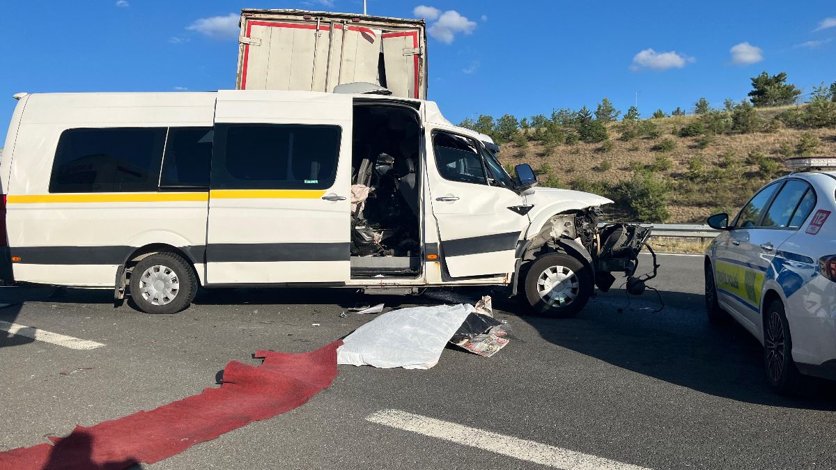 Ankara’da servis minibüsü kamyona çarptı: 1 ölü 5 yaralı