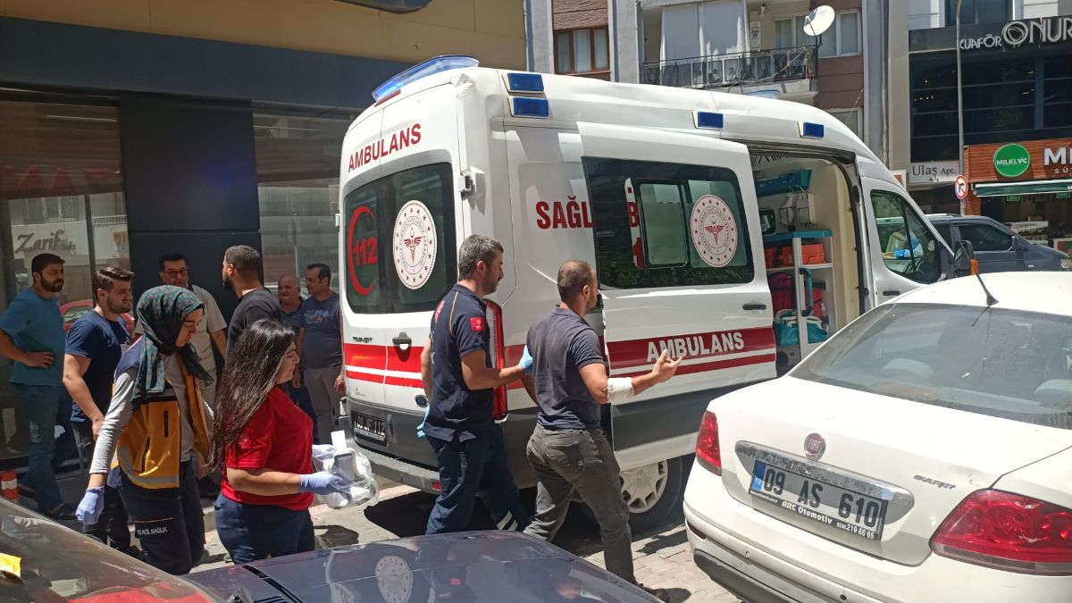 Aydın’da kendisine çarpan aracın camını yumruklayınca yaralandı
