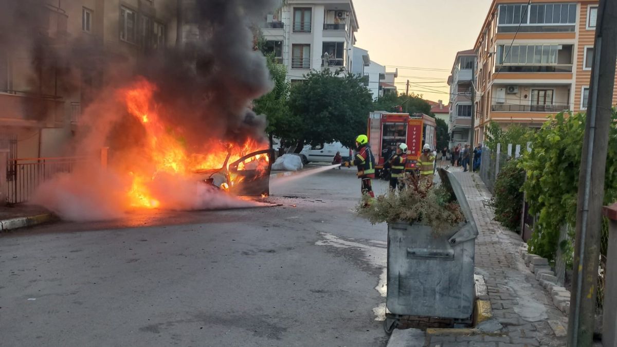 Balıkesir’de seyir halindeki otomobil yandı