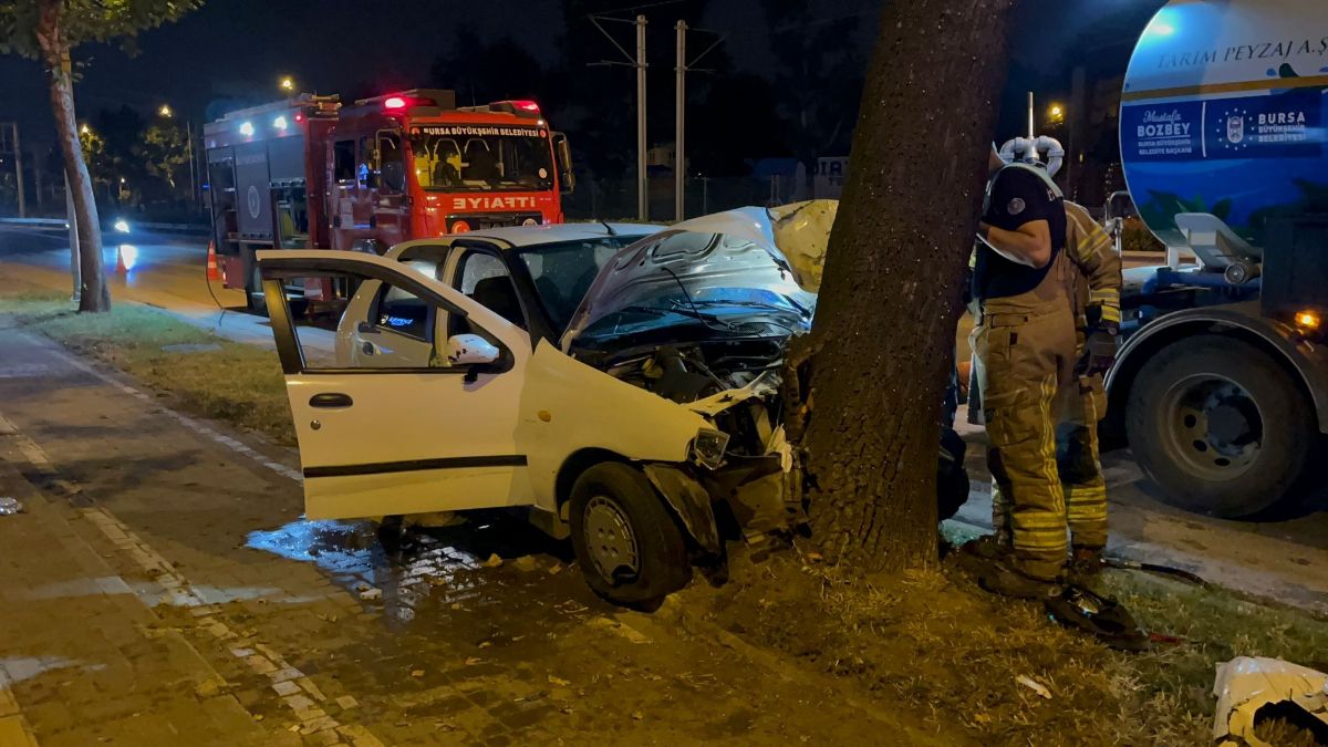 Bursa’da direksiyon hakimiyetini kaybeden sürücü ağaca çarptı