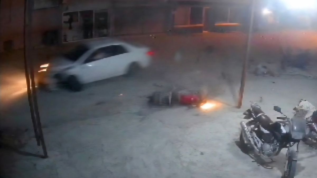 Hatay’da motosikletlere çarpan otomobilin sürücüsü kaçtı