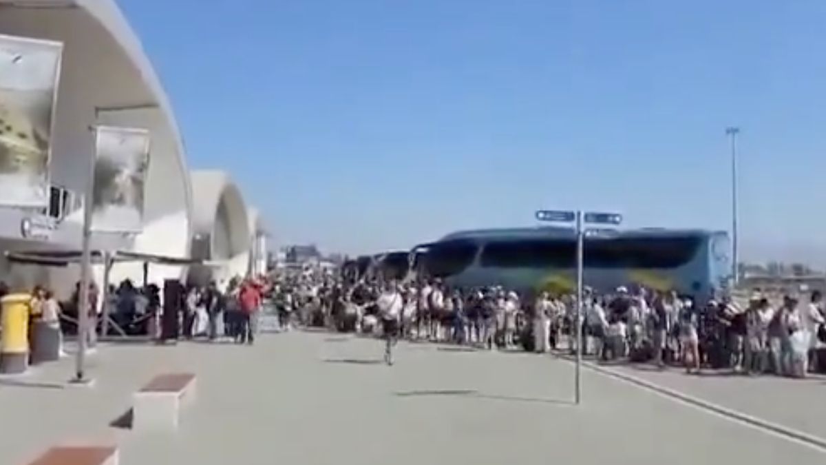İsrail’den kaçan yüzlerce kişi Güney Kıbrıs’ta uzun kuyruklar oluşturdu