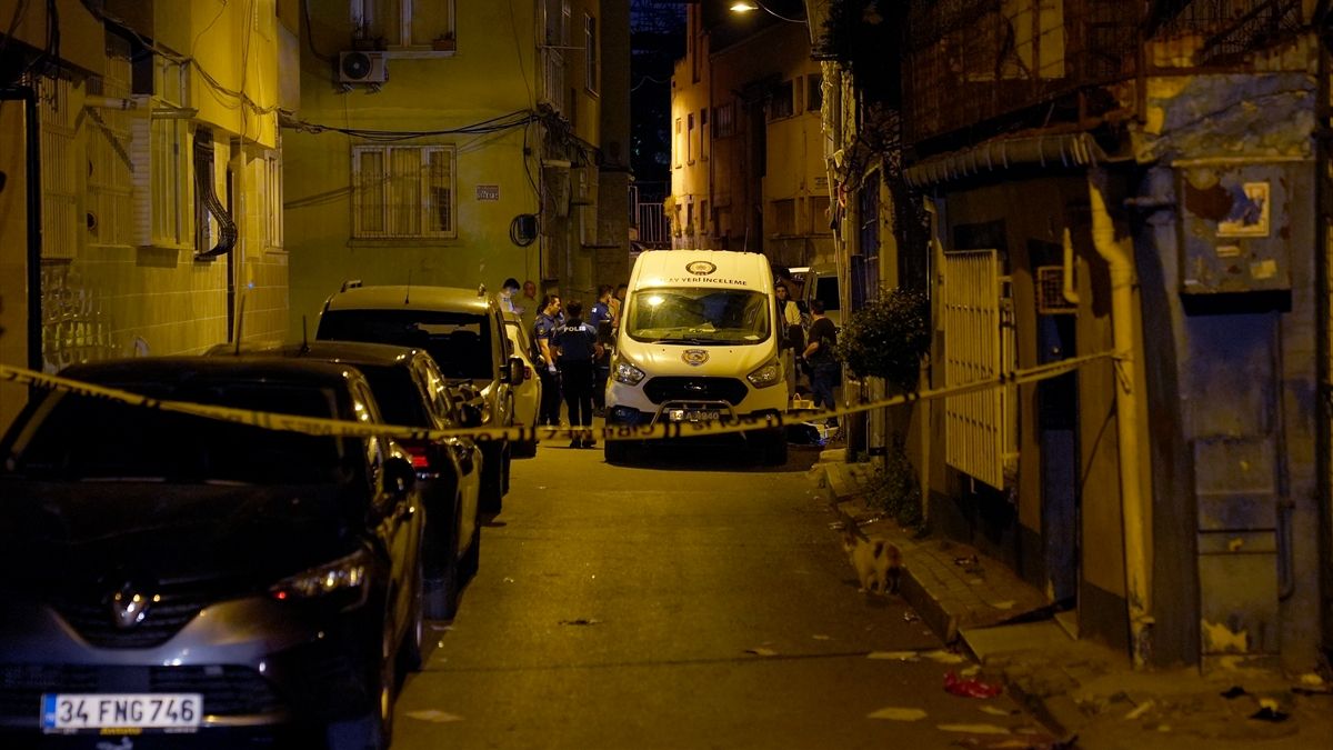 İstanbul Fatih’te bir kişi otomobilde silahla vurularak öldürüldü