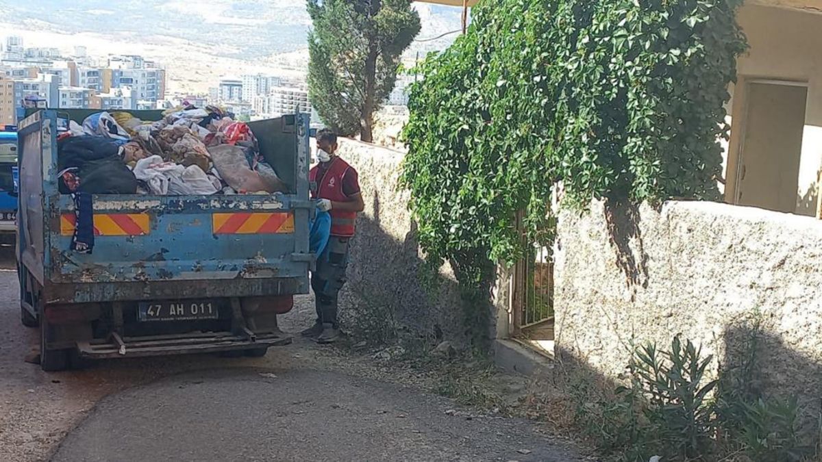 Mardin’de koku yayılan evden 2 kamyon çöp çıkarıldı