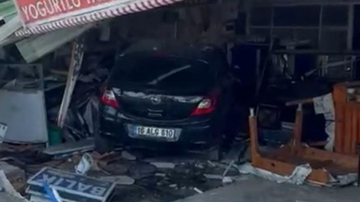 Mersin’de otomobil lokantaya girdi: 5 kişi hastanelik oldu