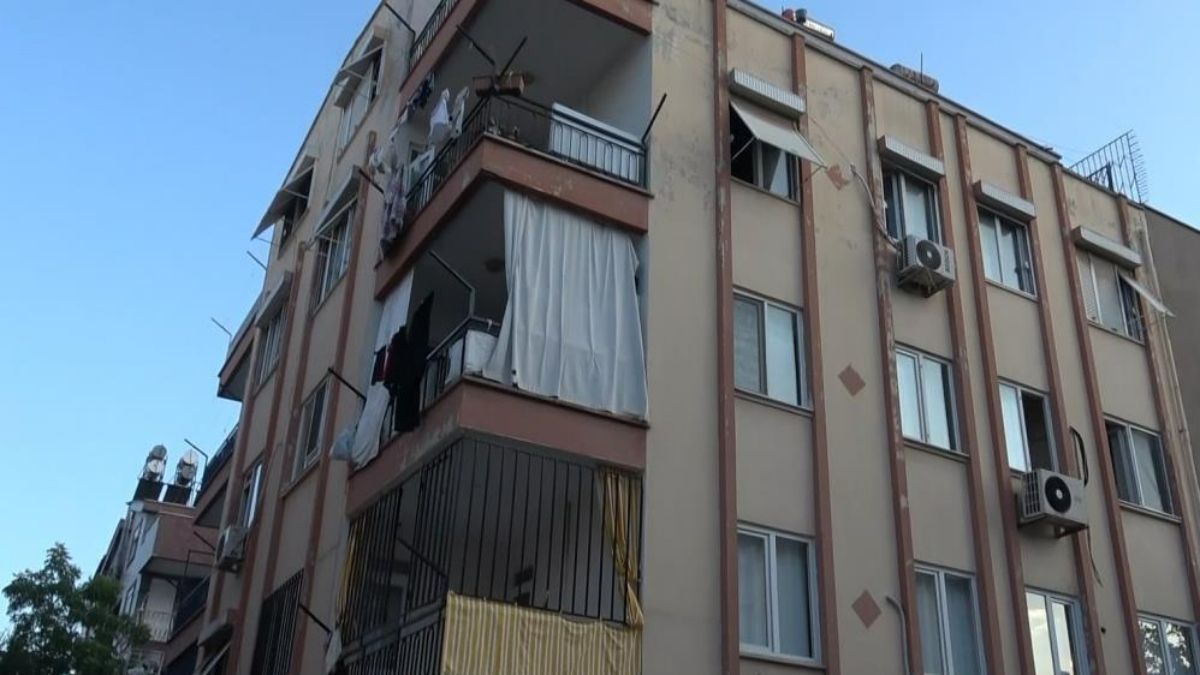 Antalya’da madde bağımlısı şahıs evi yaktı: Anne ve babası isyan etti