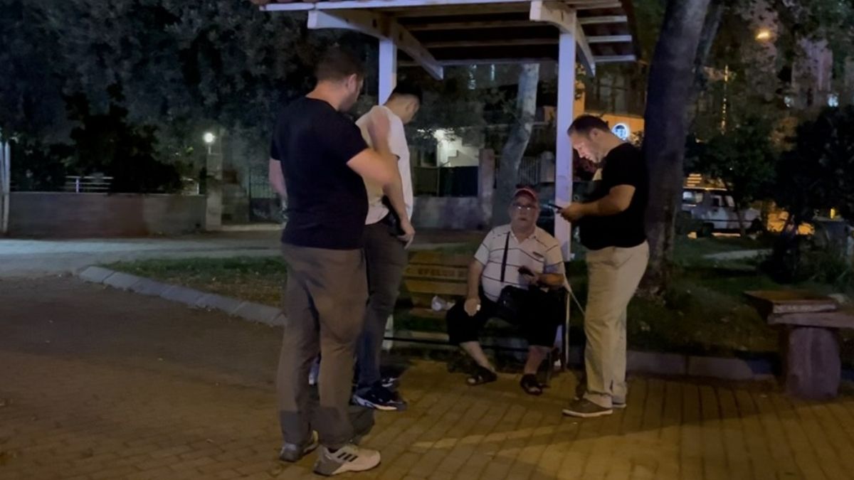 Aydın’da bankta müzik dinleyen görme engellinin cep telefonu çalındı