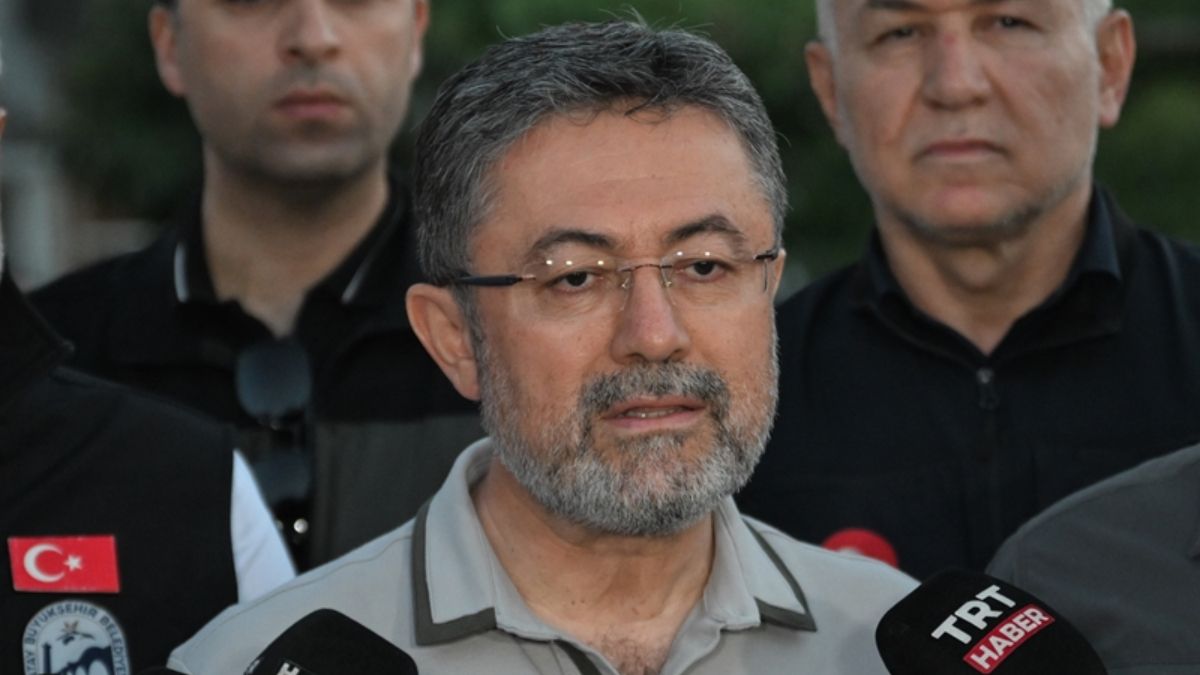 Bakan Yumaklı: 3 ildeki yangınlar kısmen kontrol altında