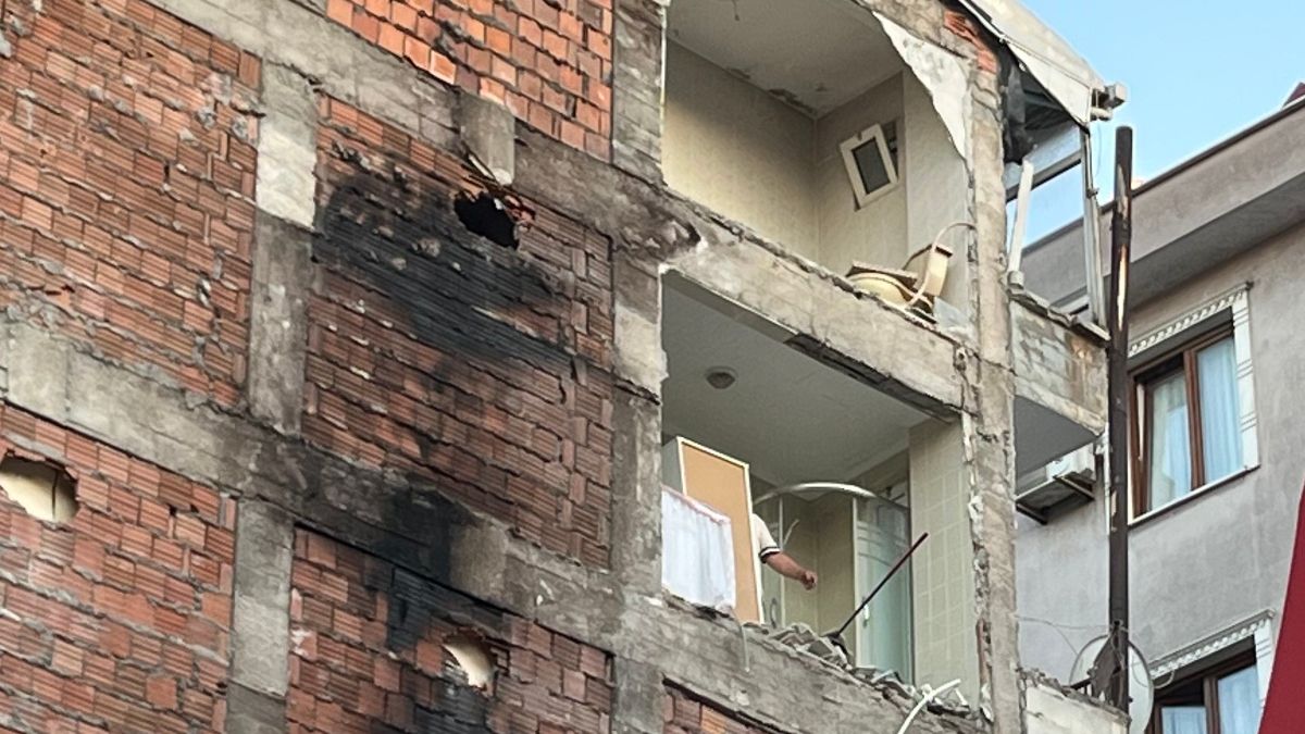 Güngören’de yıkım sırasında yan binanın duvarları eksik çıktı