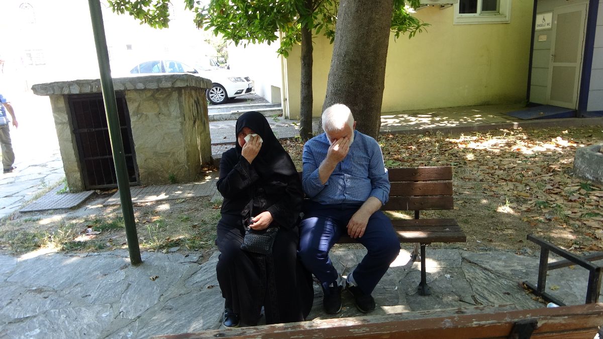 İstanbul’da kızı ve damadıyla aldıkları evden atılınca cami avlusuna yerleştiler