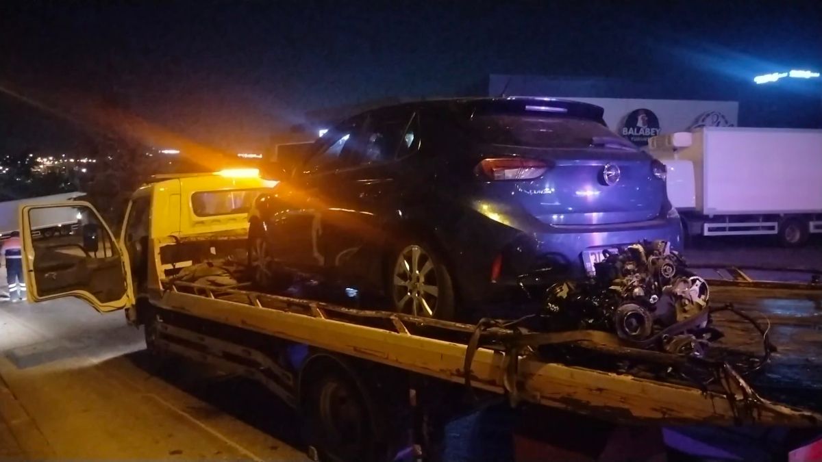 İstanbul’da kontrolden çıkan otomobil fabrika duvarına çarptı: 2 yaralı