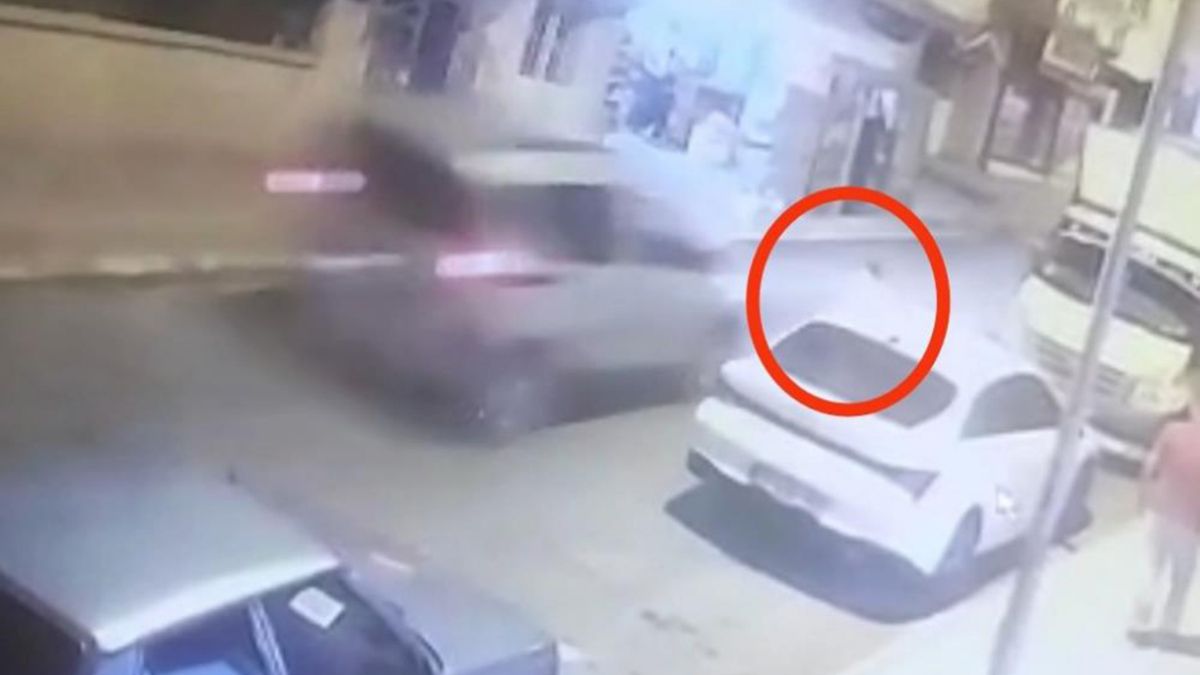 Siirt’te aniden yola çıkan çocuğa araç çarptı