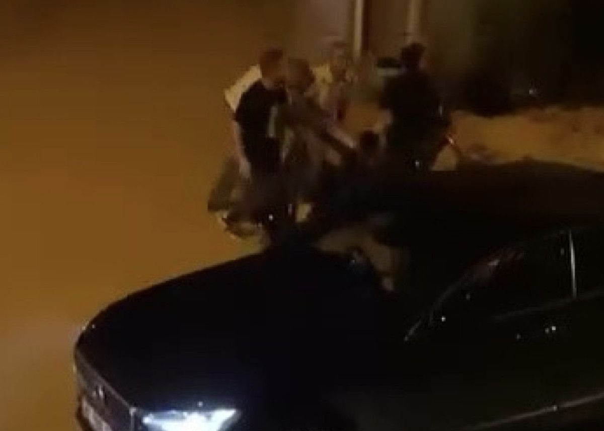 Adana’da bir şahıs rastgele ateş açtı: Mahalleli yakalayıp polise teslim etti