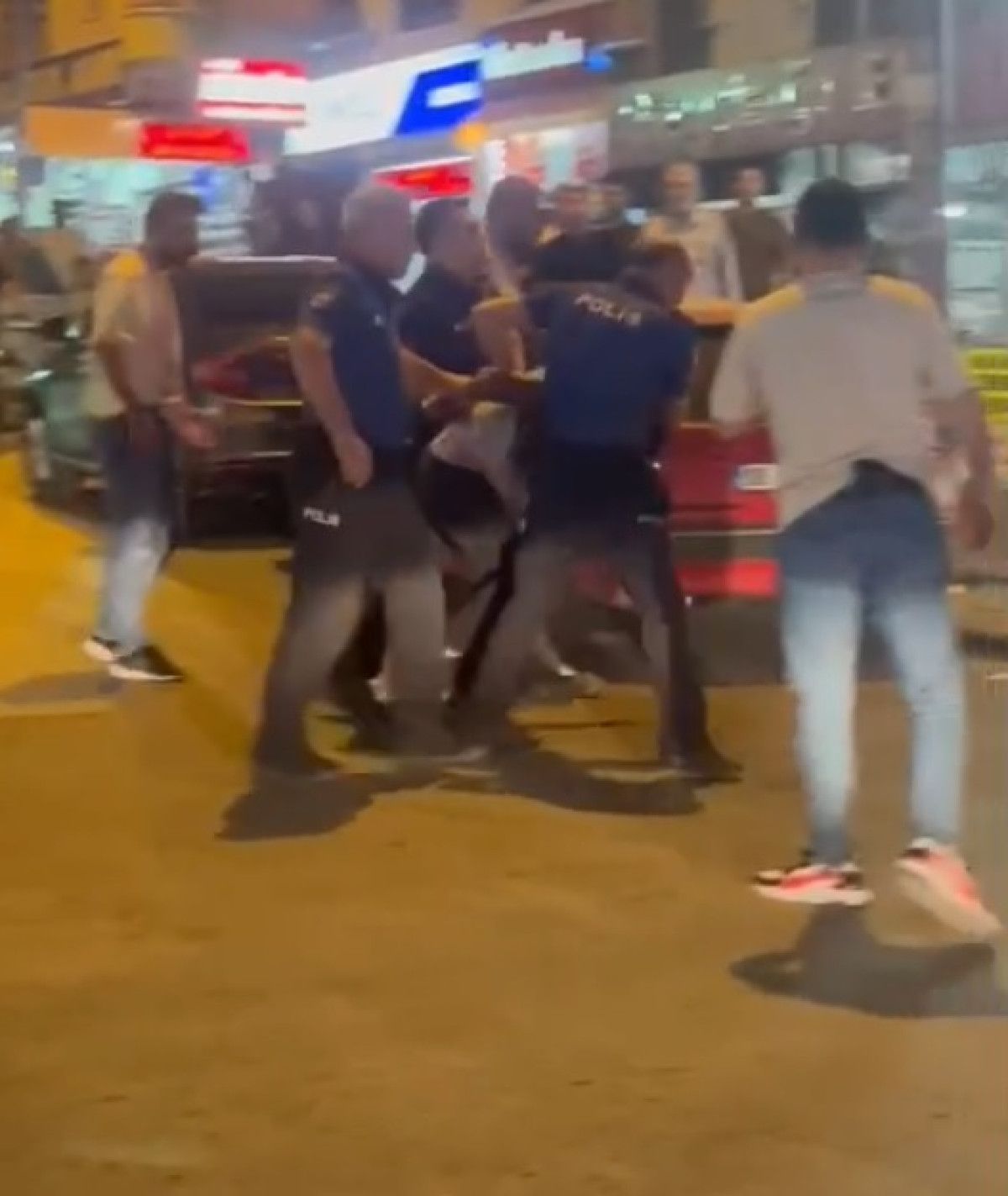 Ankara’da kesici aletle ambulansa saldırdılar