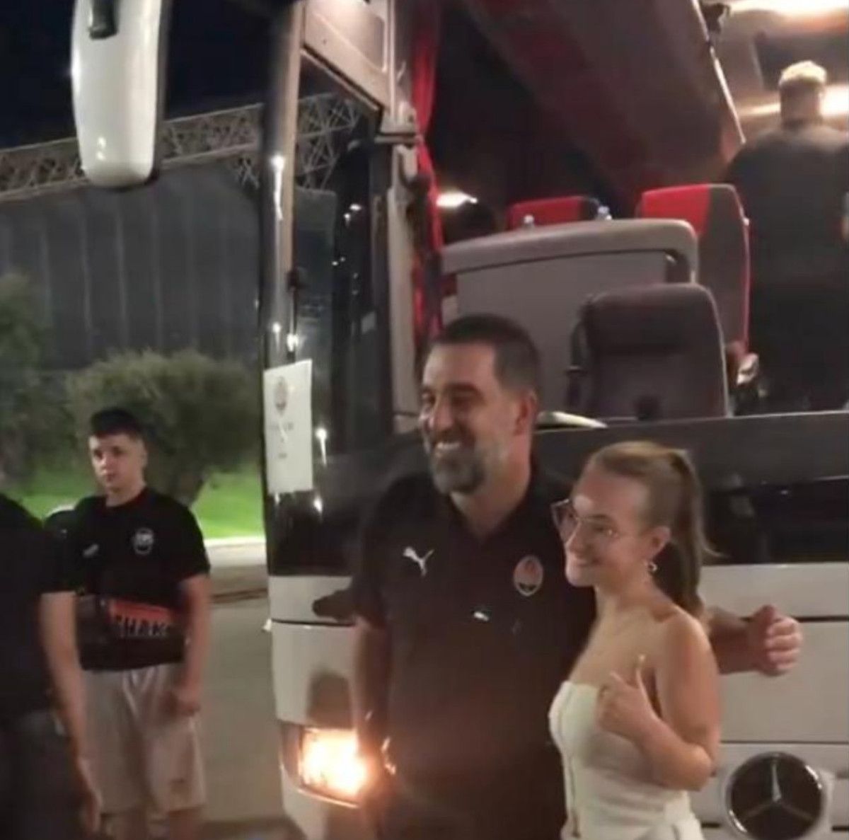 Arda Turan, fotoğraf çektirirken temastan kaçındı