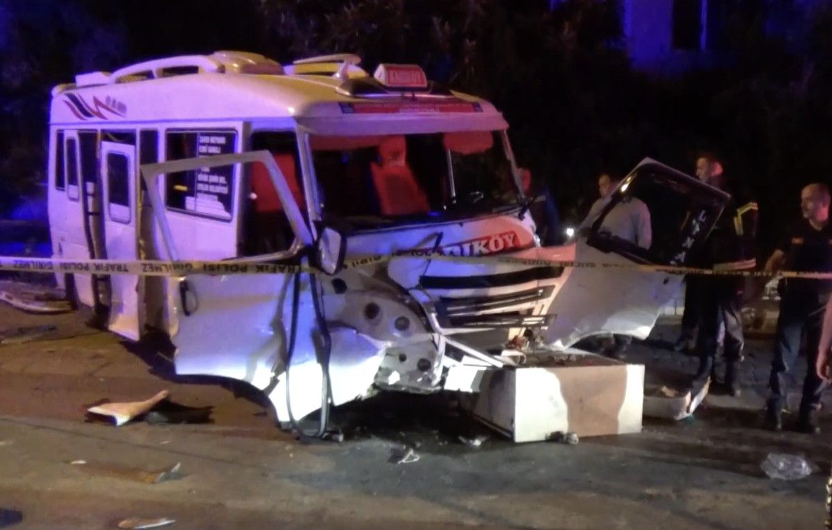 Aydın’da minibüs ile otomobil çarpıştı, 11 kişi yaralandı: Kopan kulağı aradılar