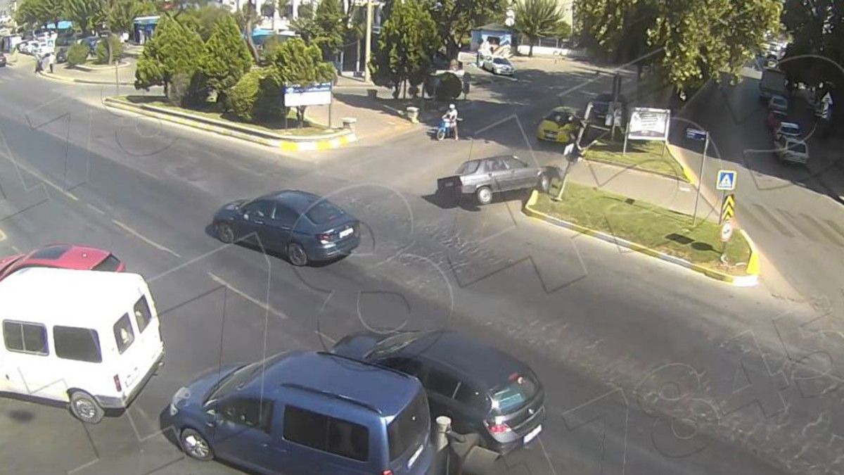 Aydın’da otomobilin devrilme anı kameraya yansıdı