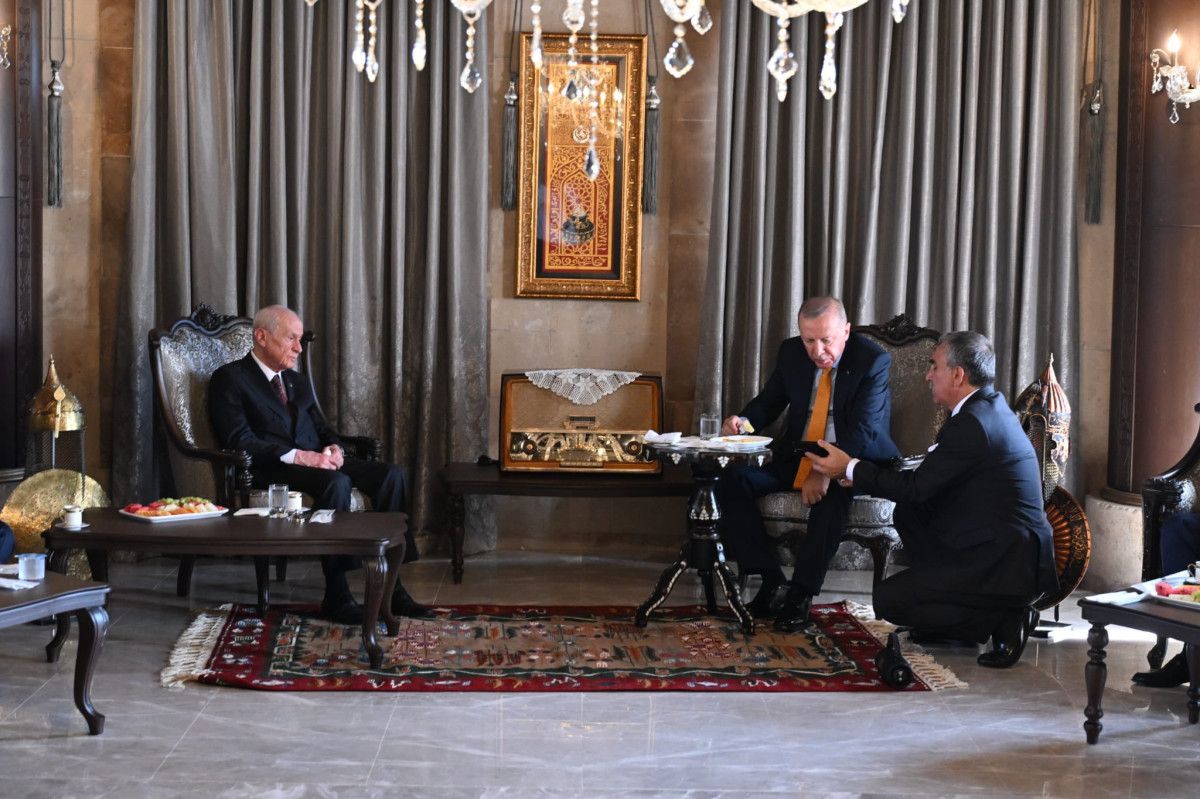 Bahçeli, “Canların Türküsü” ve “Kardeşlik Türküsü” eserlerini Cumhurbaşkanı Erdoğan’a dinletti