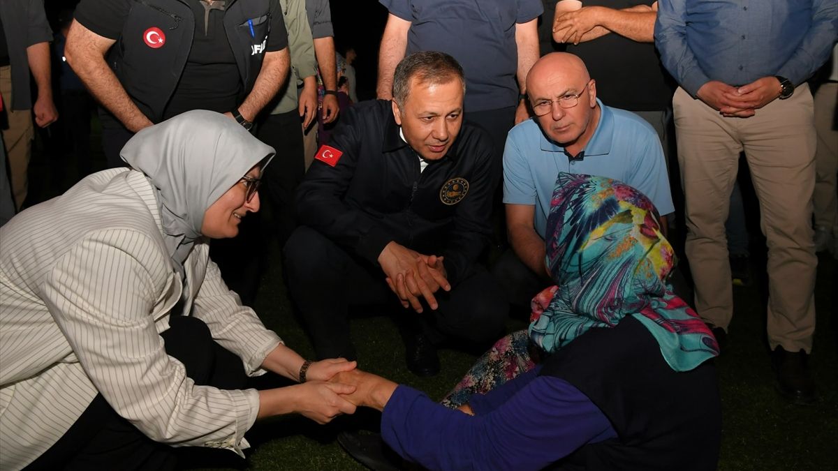 İçişleri Bakanı Yerlikaya deprem bölgesinde vatandaşlarla sohbet etti