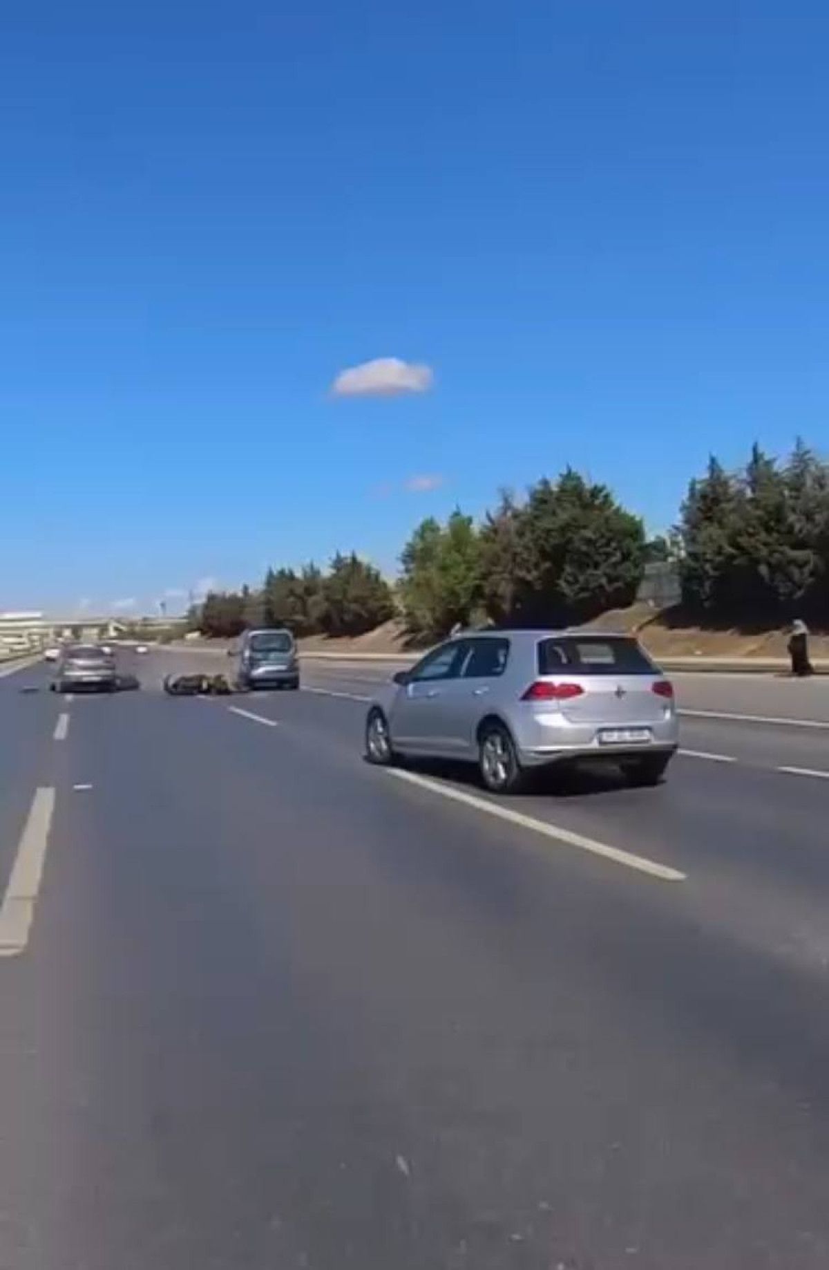 İstanbul Arnavutköy’de yola savrulan motosikletli araçların altında kalmaktan son anda kurtuldu