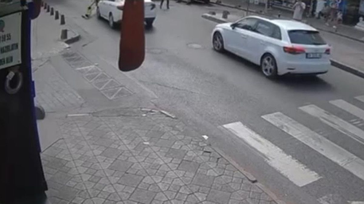 İstanbul Beyoğlu’nda dede ve torununa otomobil çarptı