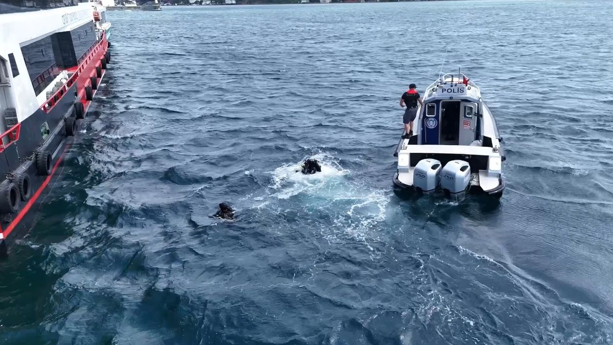 İstanbul Boğazı’nda kaybolan Rus yüzücü aranıyor