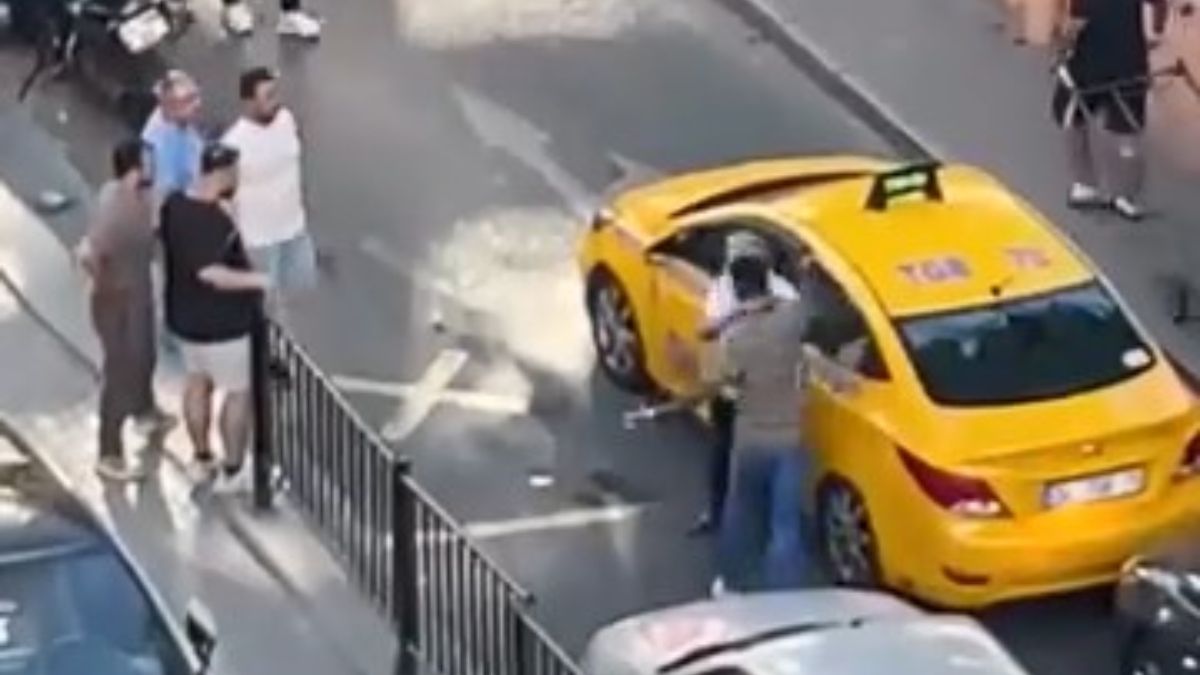 İstanbul trafiğinde dehşet dolu anlar: Taksi şoförünü silahla tehdit edip yumrukladı