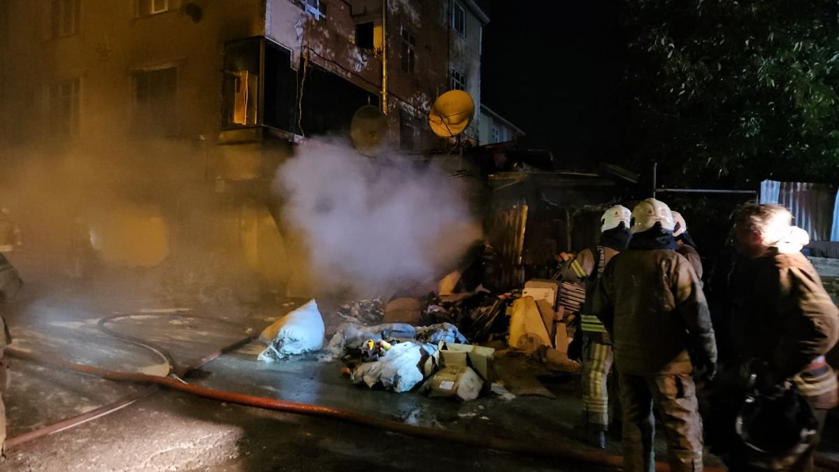 İstanbul’da çorap üretim atölyesi alevlere teslim oldu