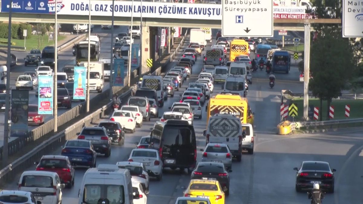 İstanbul’da iş çıkışı araba kuyruğu oluştu: Trafik yoğunluğu yüzde 72’ye ulaştı