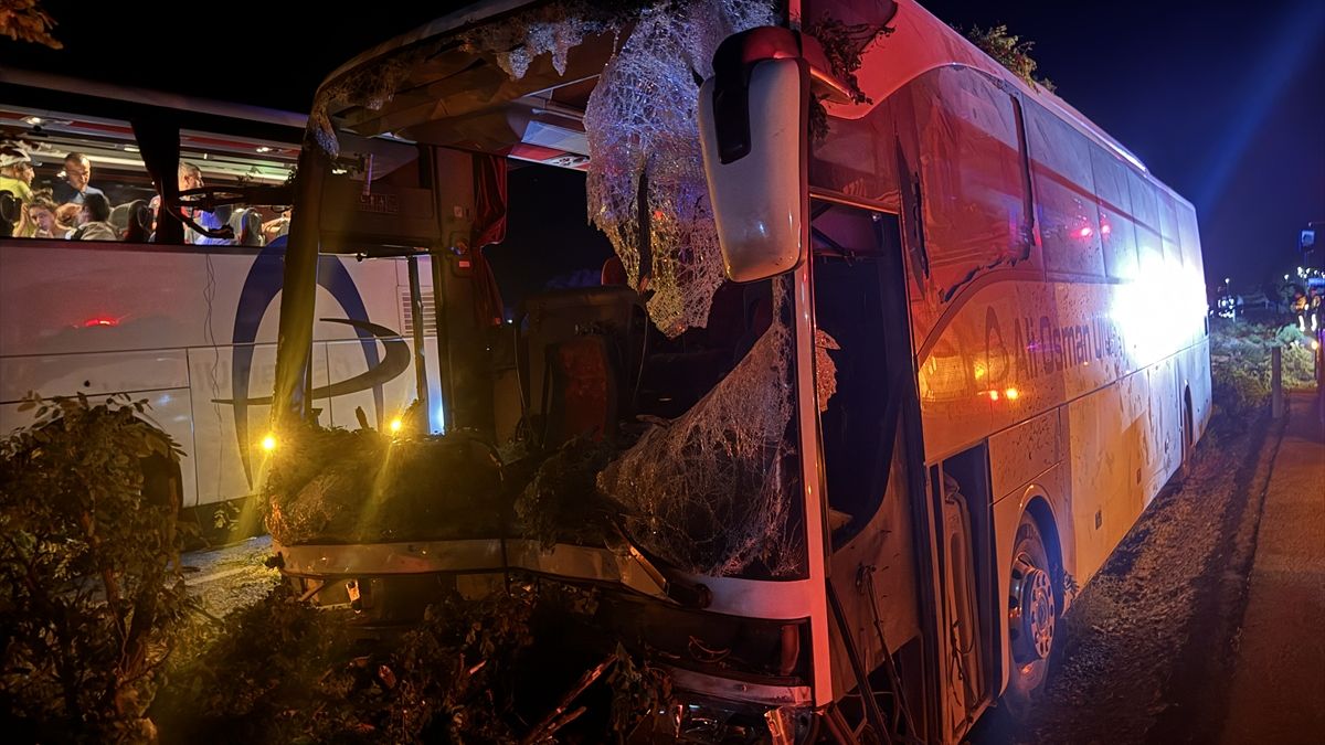 Kayseri’de otobüs refüjdeki ağaçlara çarptı: Ölü ve yaralılar var