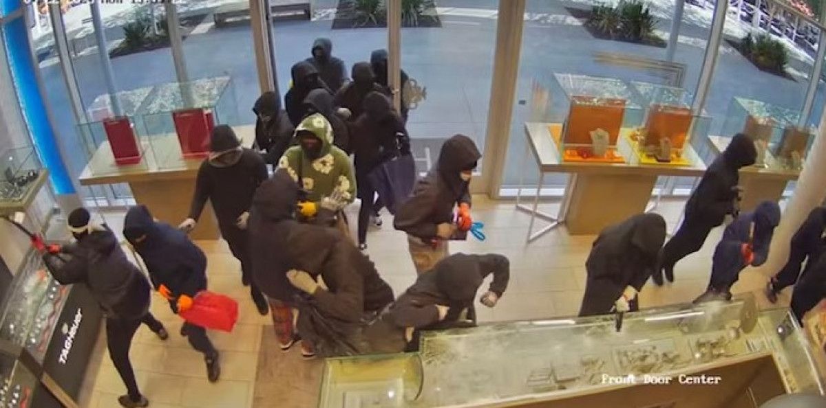 ABD’de 25 kişi kuyumcu bastı: 1 milyon dolarlık ürün çaldılar