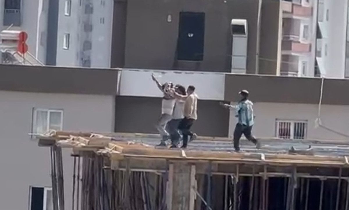 Adana’da inşaatta çalışan işçiler 10’uncu katta halay çekti