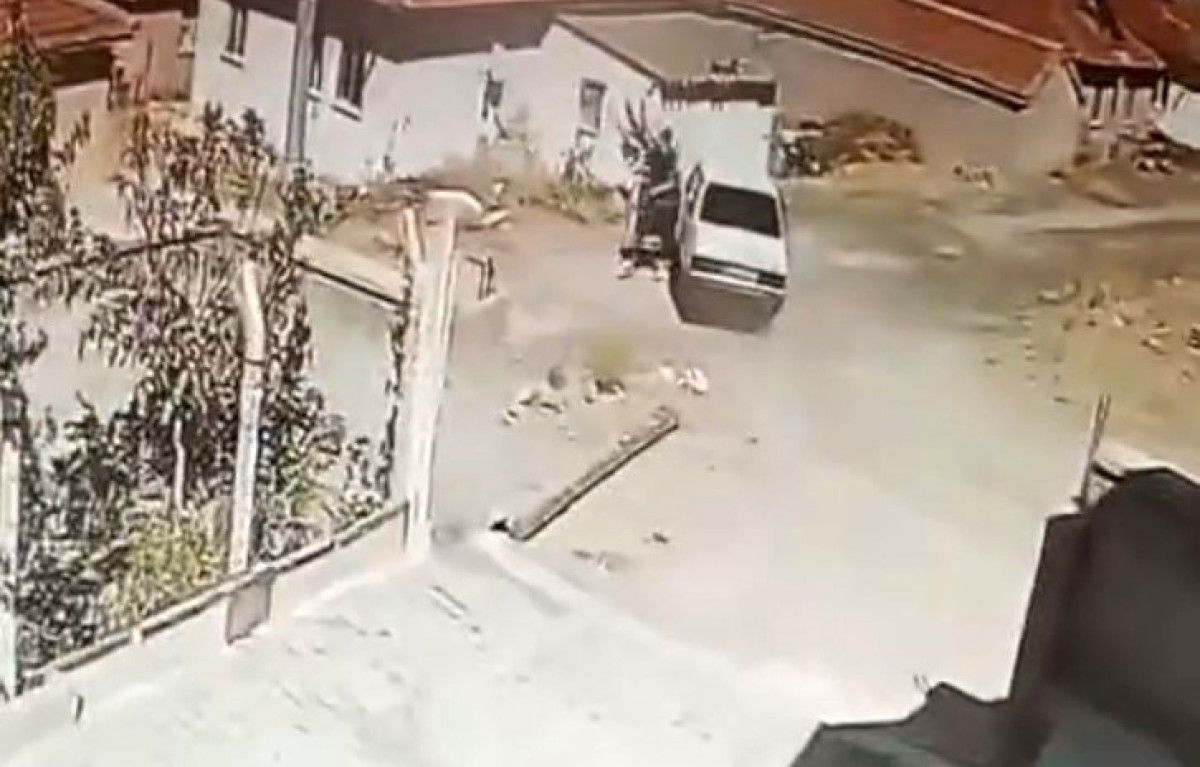 Aksaray’da seyir halindeki araçtan yılan çıktı: Sürücünün panik anları kameraya yansıdı