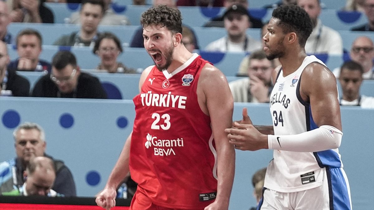 Alperen Şengün, ’12 Dev Adam’ marşına eşlik etti