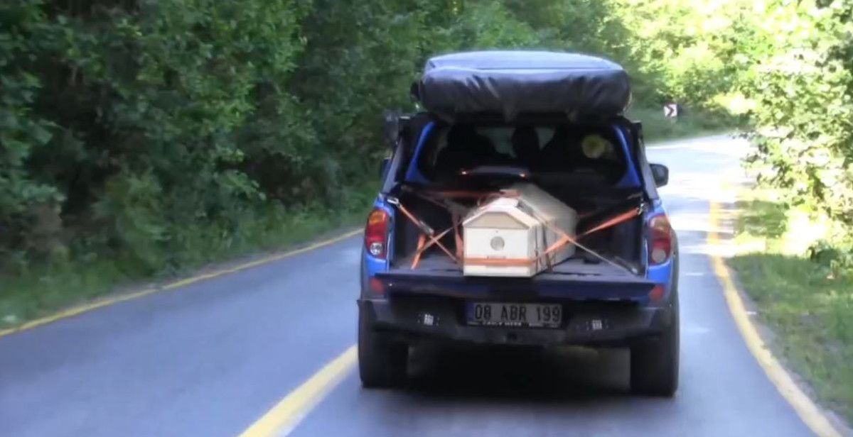 Artvin’de sel afetinde yol çöktü: Cenaze elden ele taşındı