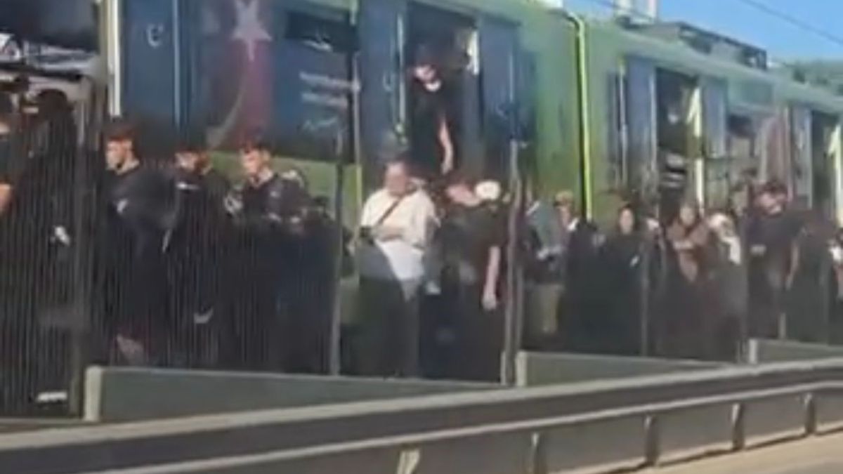 Bursa’da metro arızası: Yolcular raylarda yürüdü