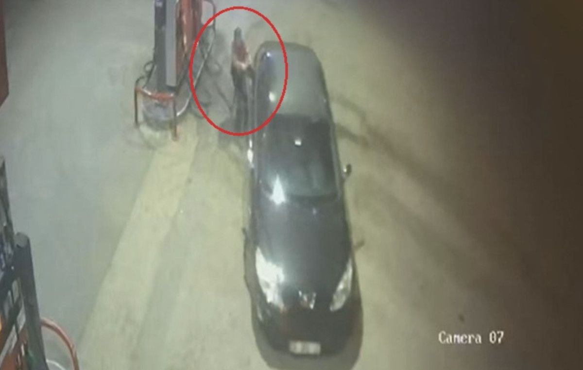 Bursa’da yakıt doldurduğu otomobil aniden ilerleyince pompayı çekip aracı durdurdu