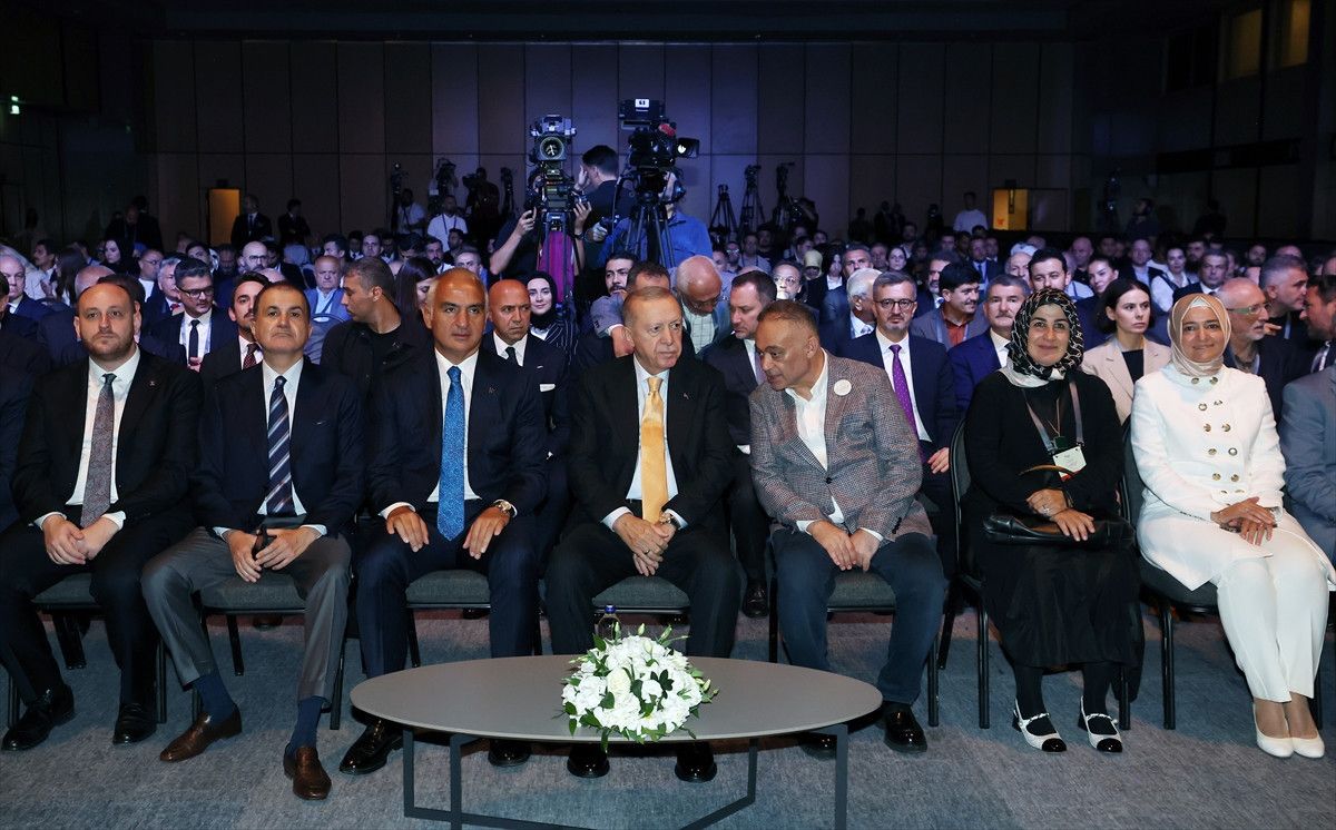 Cumhurbaşkanı Erdoğan, ‘Beş Ressam Bir Şehir Canım İstanbul’ sergisini gezdi