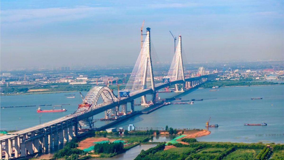 Daha önce hiç görülmemiş bir teknoloji kullanılarak yapılan Çin köprüsü hizmete açıldı