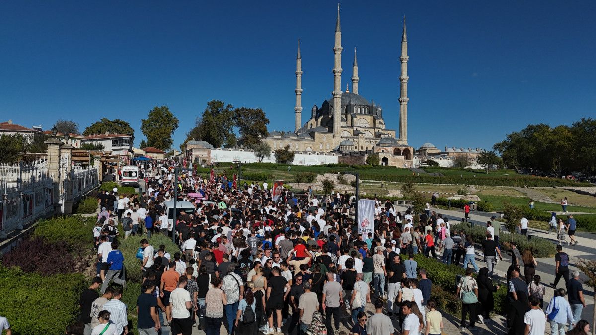 Edirne’de milyonluk otomobiller Selimiye Meydanı’nda turladı