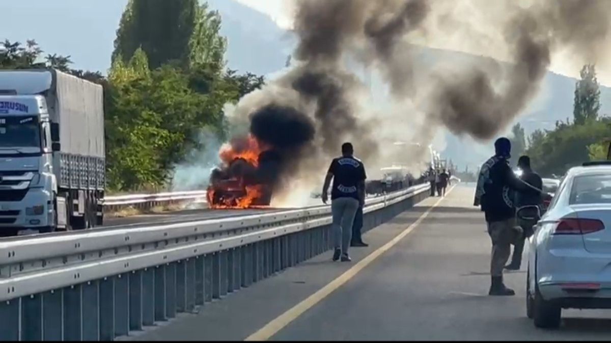 Elazığ’da seyir halindeki otomobilden alevler yükseldi