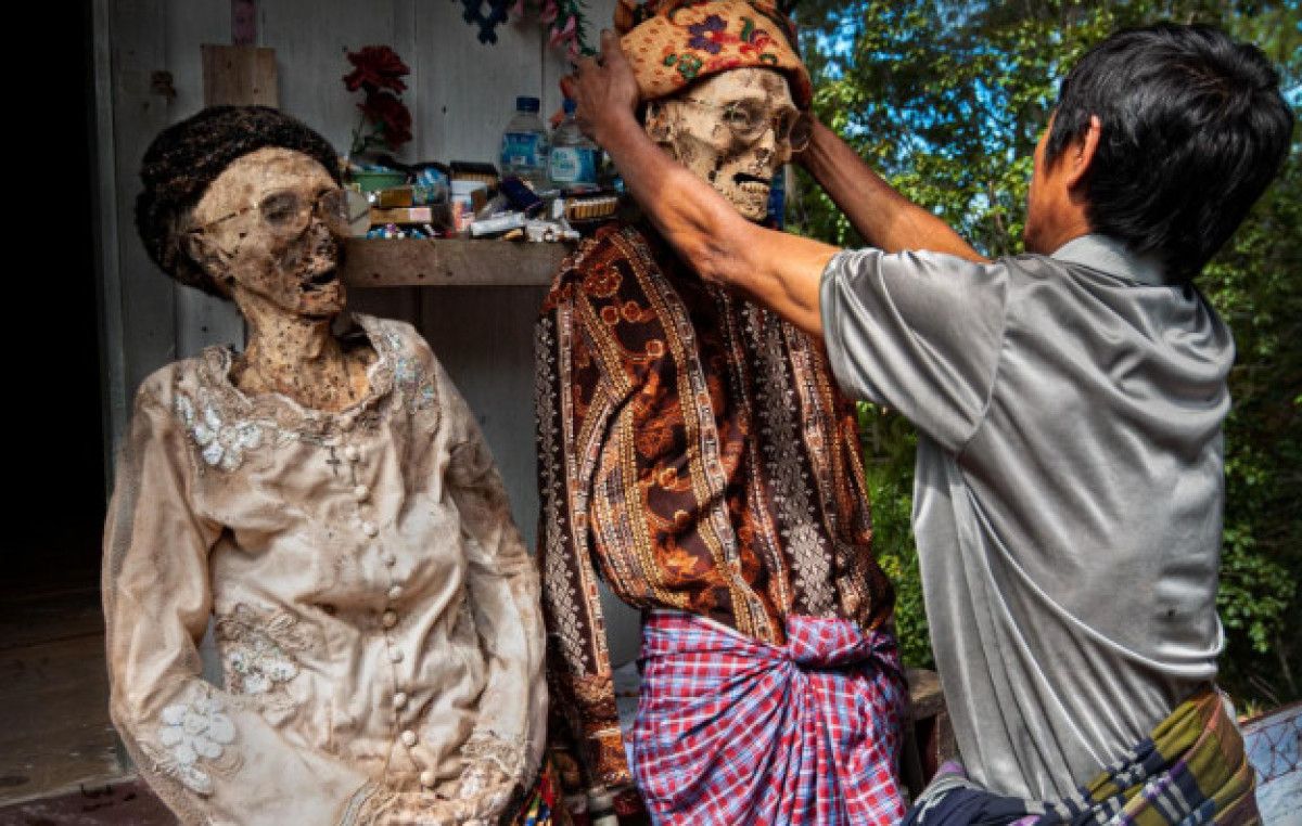 Fantezi tabutlardan, ölü giydirmeye: Dünyanın en ilginç cenaze gelenekleri