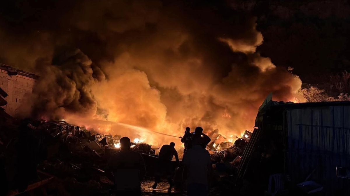 Hatay’da hurdalıktaki yangın, ağaçları yaktı
