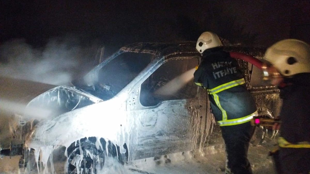 Hatay’da yanan araç kullanılmaz hale geldi