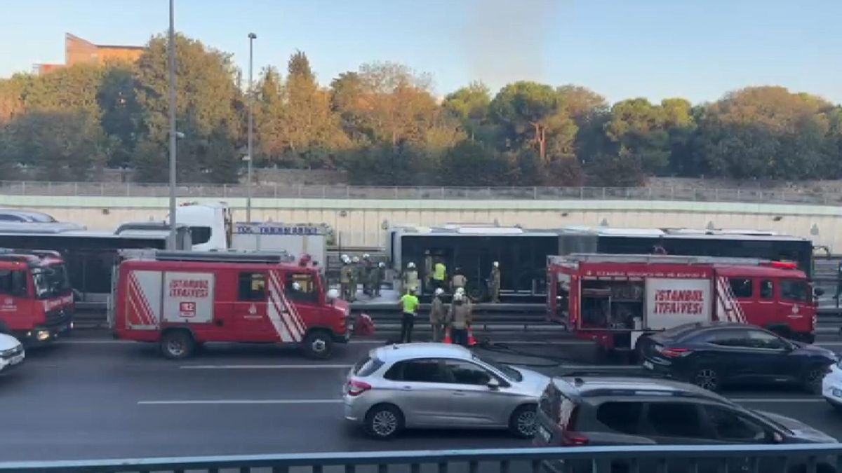 İstanbul Zeytinburnu’nda metrobüs yandı