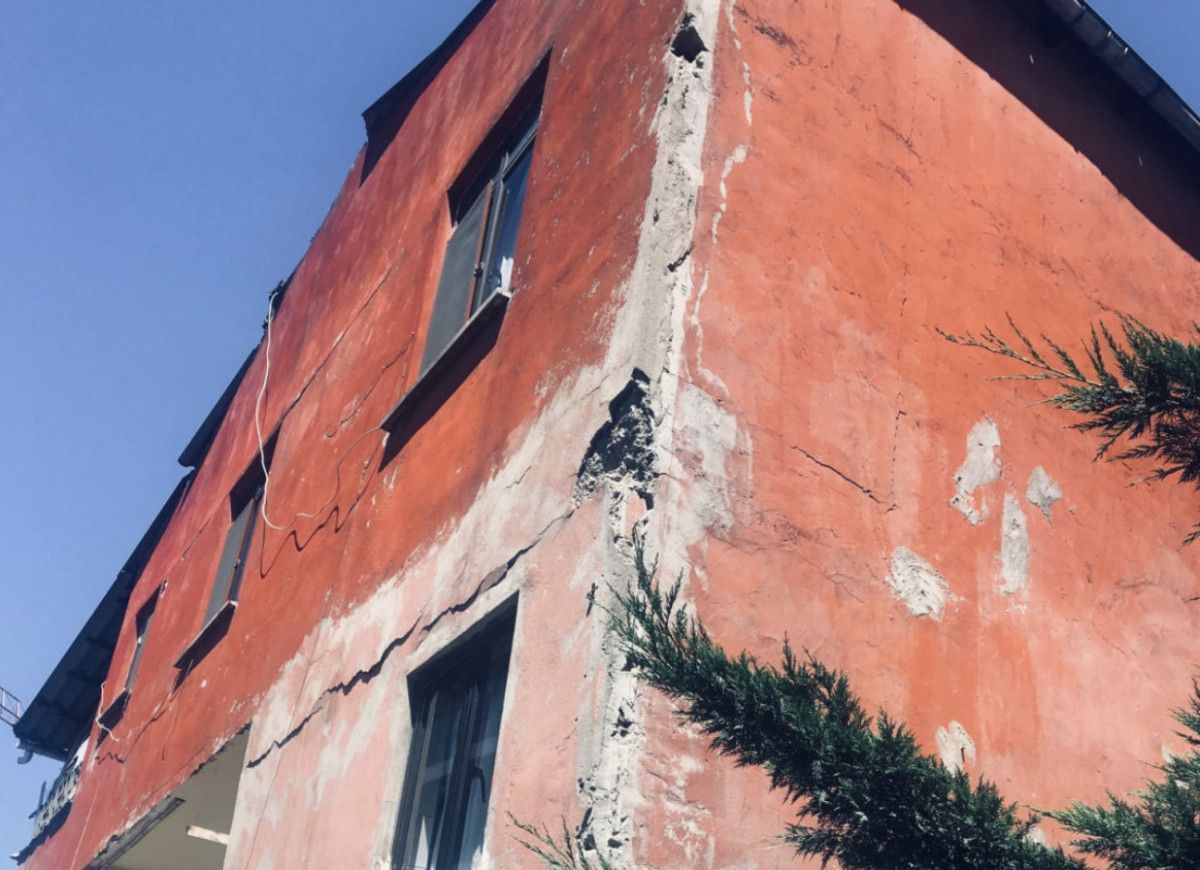 İstanbul’da çürük raporlu bina yıkıldı: Yanındaki gecekondu nedeniyle evleri yapılamıyor