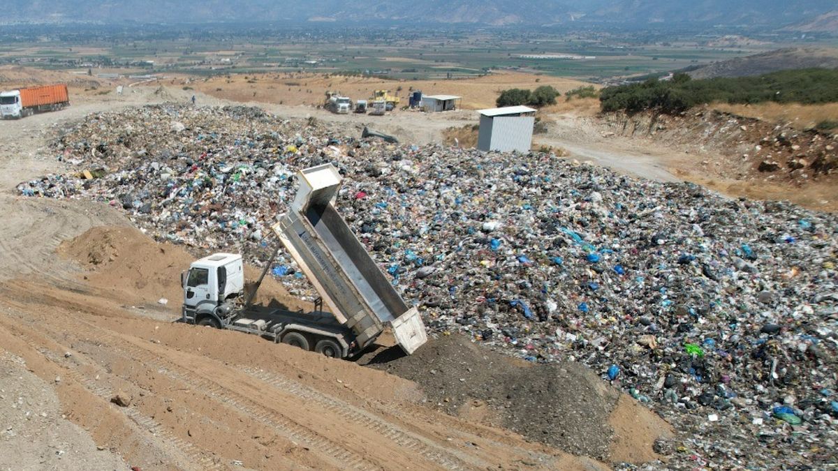 İzmir’de çöp krizi bitmek bilmiyor: Belediyenin uygulamasına jandarmadan operasyon