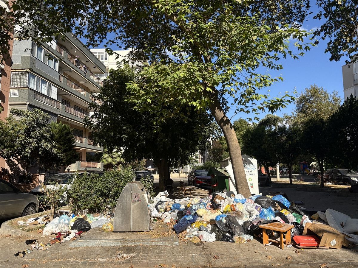 İzmir’de toplanmayan çöpler kötü koku yayıyor