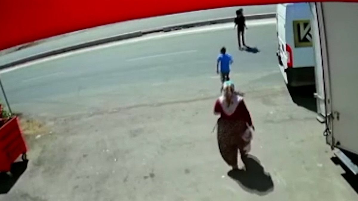 Kahramanmaraş’ta iş makinesinin çarptığı kardeşlerden biri can verdi